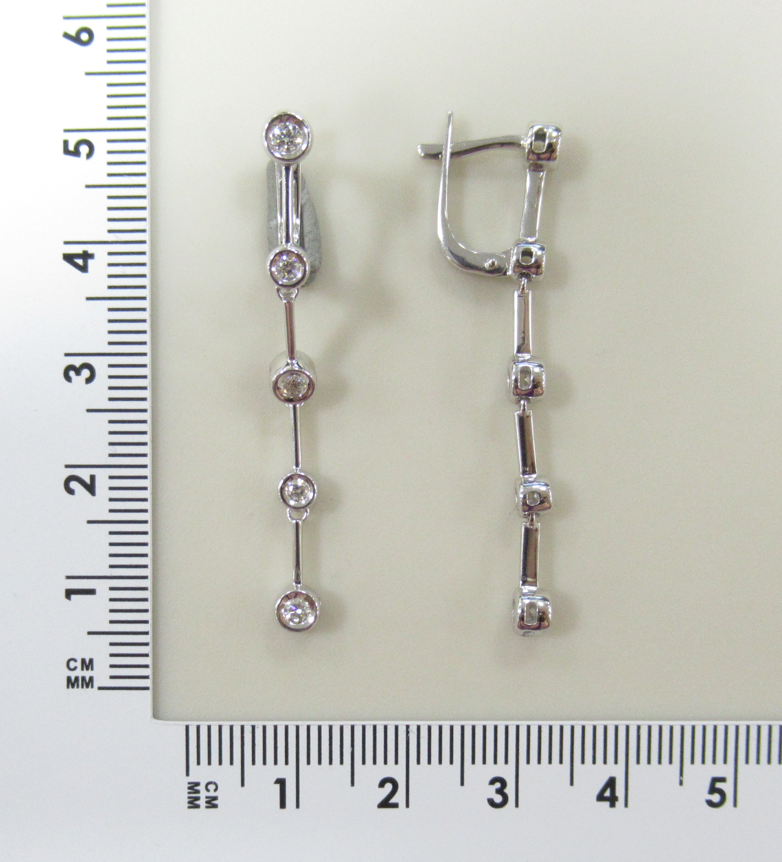 Золотые серьги 585 пробы; белое золото; родий; вставки 6 Бр.Кр-57 0,271 3/6А; 4 Бр.Кр-57 0,114 3/6А